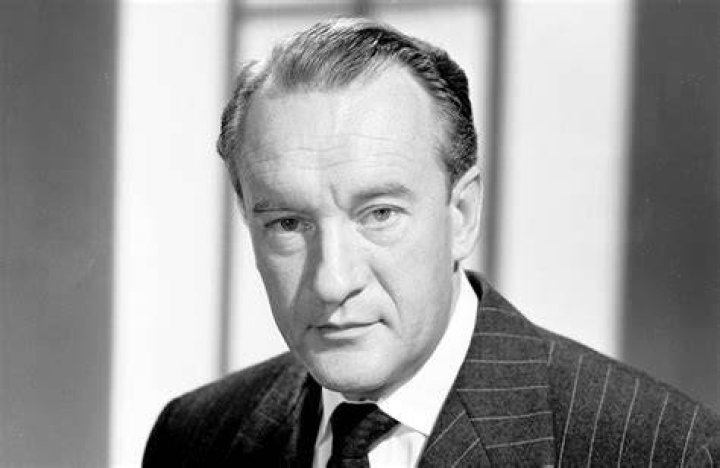 George Sanders inside a phone booth with film director Alfred Hitchcock on the side for the film "Rebecca" in January 1940. | Photo: Getty Images