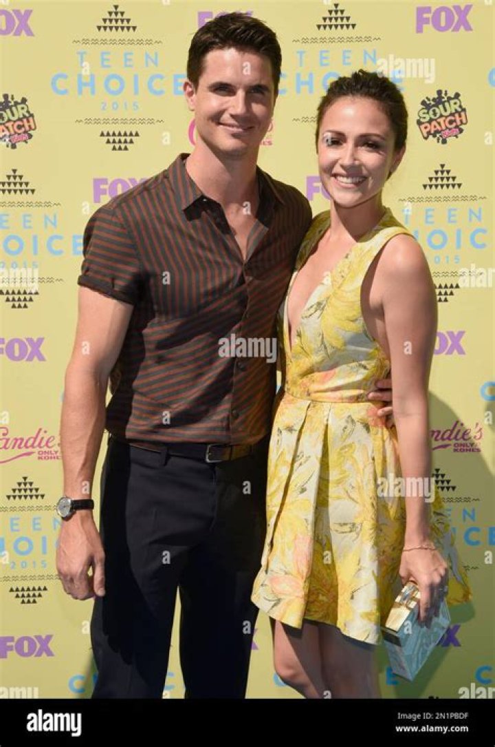 Robbie Amell and Italia Ricci pose at the Premiere Of Fox's "The X-Files" held at California Science Center on January 12, 2016, in Los Angeles, California | Source: Getty Images